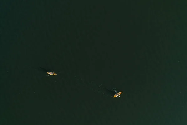 昼間に緑色の水に2本のカヤックの空中上からの眺め — ストック写真