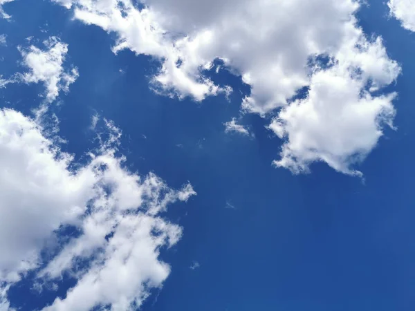 Хлопкообразные Кумулятивные Облака Голубом Ясном Небе — стоковое фото