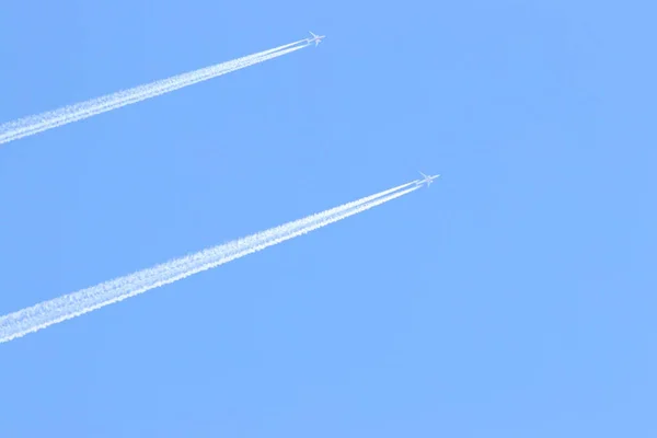 Tiro Ângulo Baixo Uma Vista Azul Céu Com Traços Aviões — Fotografia de Stock