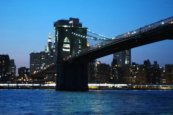 Famosa Ponte Brooklyn Horizonte Nova York Atrás Com Luzes Acesas — Fotografia de Stock