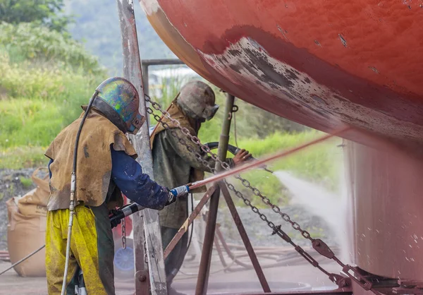Trabalhador Jateando Casco Corroído Navio Vela Com Sistema Jateamento Alta — Fotografia de Stock