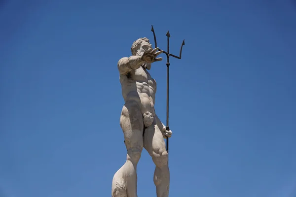 Eine Vertikale Aufnahme Der Neptun Statue Vor Blauem Himmel Einem — Stockfoto