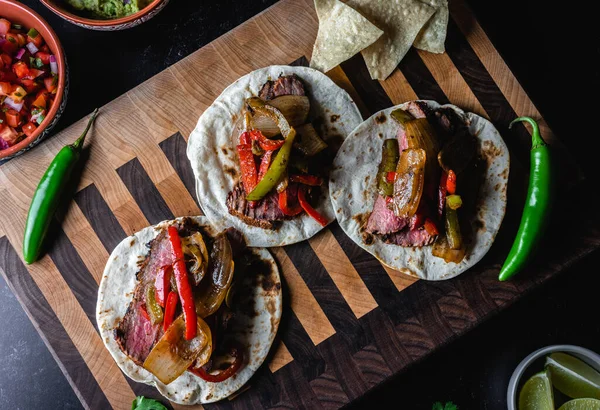 Tetején Kilátás Fajitas Tortillák Grillezett Steak Paprika Salsa Jalapenos Egy — Stock Fotó