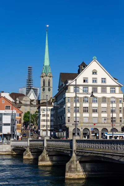 Vertikal Bild Fraumunster Kyrka Historiska Byggnader Och Munster Bron Över — Stockfoto
