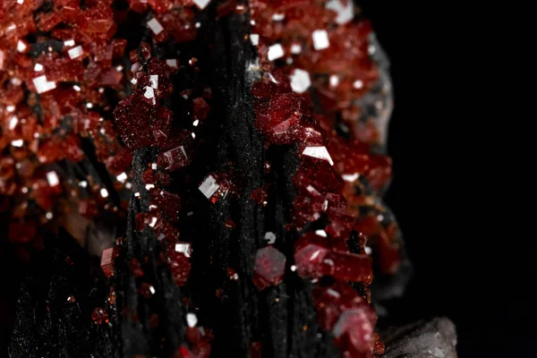 红宝石晶体 美丽的稀有矿物和黑色背景的闭锁 — 图库照片