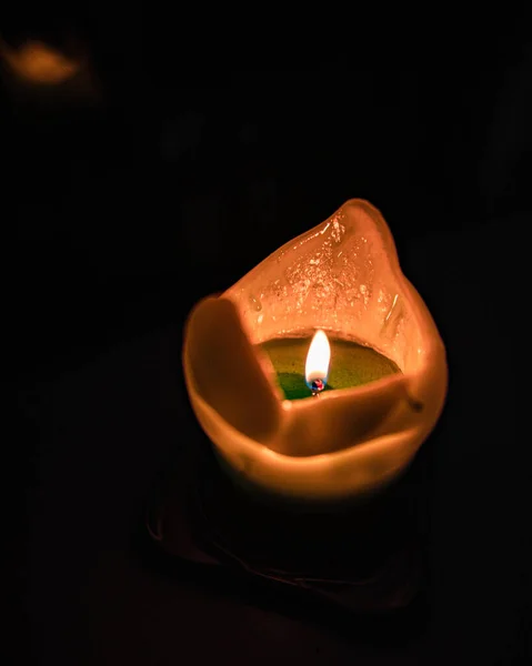 Nahaufnahme Einer Brennenden Kerzenflamme Dunkeln — Stockfoto