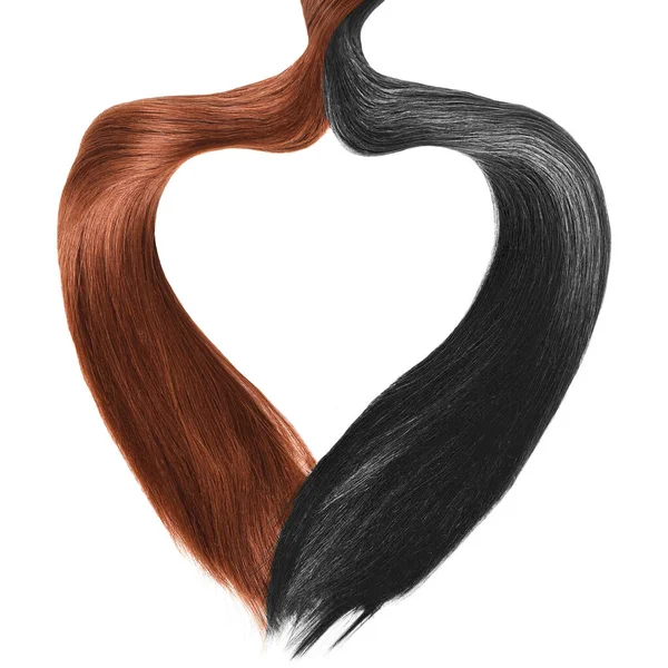 白地にハートを作る 美しく柔らかく健康的な染めの髪の2つのストランド — ストック写真