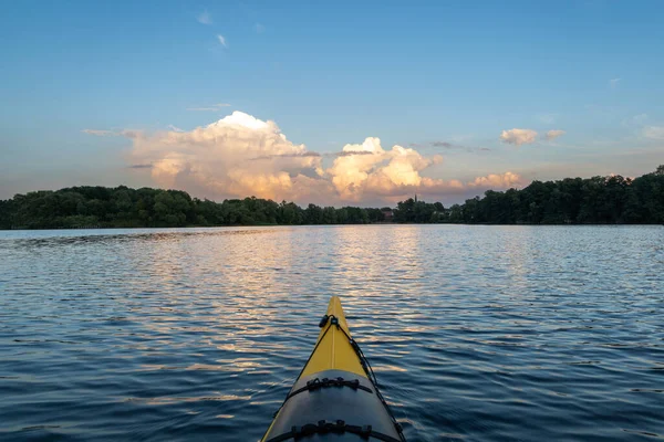 Der Vordere Teil Des Kajaks Schwimmt Auf Dem Wellenwasser Umgeben — Stockfoto