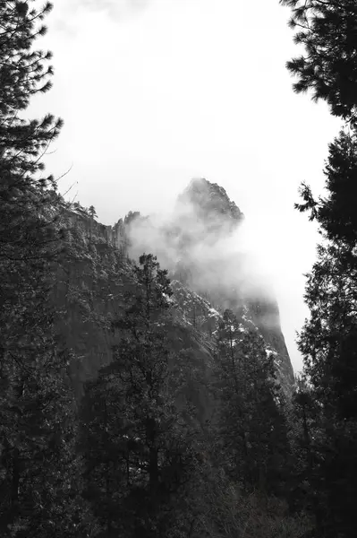 Uma Imagem Tons Cinza Raios Solares Espreitando Pelas Nuvens Yosemite — Fotografia de Stock