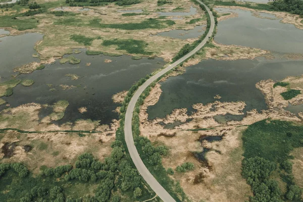 Вид Воздуха Дорогу Пейзаж Покрытый Озерами Зелеными Деревьями — стоковое фото