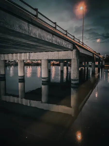 Eine Vertikale Aufnahme Einer Brücke Mit Ihrem Spiegelbild Auf Dem — Stockfoto