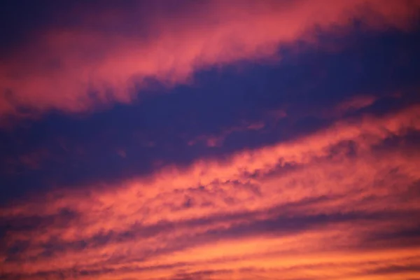 夕阳西下阴天的完美背景 — 图库照片