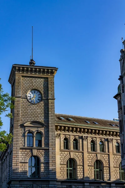Κάθετη Λήψη Ιστορικού Κτιρίου Πύργο Ρολογιού Στη Ζυρίχη — Φωτογραφία Αρχείου