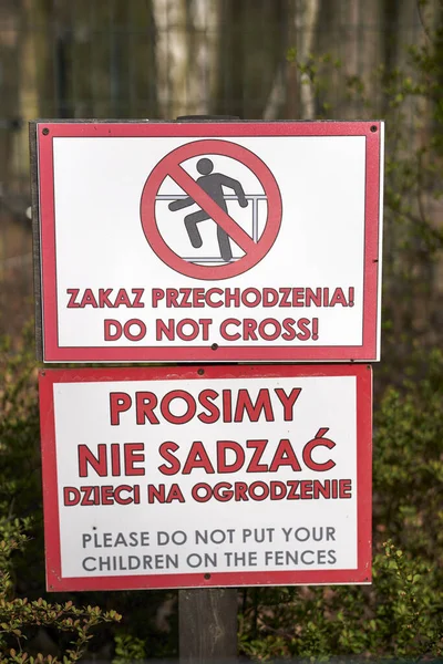 Figyelmeztető Jel Lengyelül Angolul Arról Hogy Lépjék Kerítést Állatkertben — Stock Fotó
