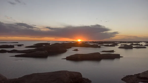 Een Prachtige Opname Van Een Zee Met Rotsen Bij Zonsondergang — Stockfoto