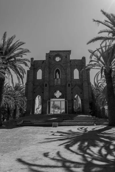 Pionowe Ujęcie Wejścia Kościoła Otoczone Palmami Gminie Ligua Czerni Bieli — Zdjęcie stockowe
