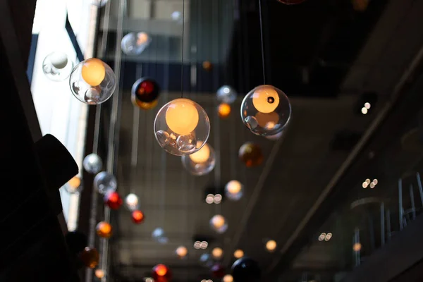 Egy Alacsony Szög Absztrakt Kerek Lámpák Megvilágított Buborékok Belsejében Lógott — Stock Fotó