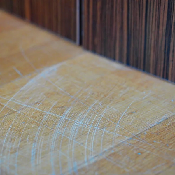傷のついた寄木細工の床のクループショット — ストック写真