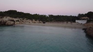 Mallorca sahilinin boş bir plajına bakan bir hava görüntüsü.