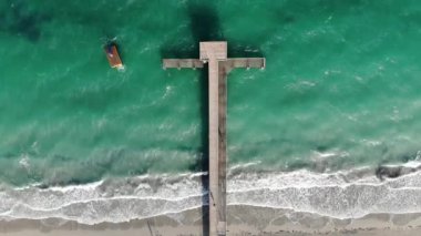 Güneşli bir günde deniz manzarası.