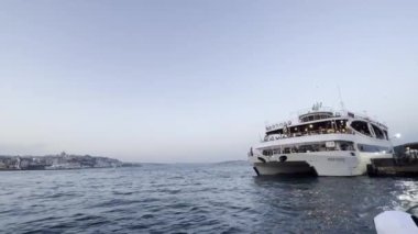 Boğaziçi 'nde lüks bir yat. İstanbul, Türkiye 'de yaz tatili