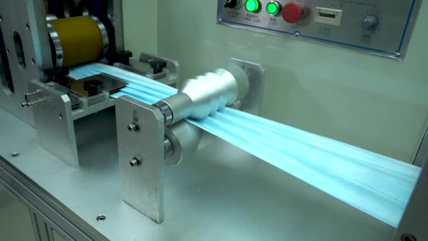 Een Machine Die Medische Gezichtsmaskers Maakt Fabriek — Stockvideo