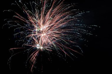 Karanlıkta güzel bir havai fişek sahnesi.