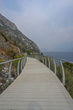 Arka planda gökyüzü olan güzel bir patika manzarası