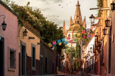 Guanajuato, Meksika 'da San Miguel de Allende' de dar bir sokak.