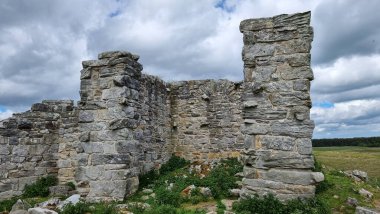 Yeşil çimen tarlası ve bulutlu mavi gökyüzü olan Rothley Kalesi 'nin güzel bir görüntüsü.
