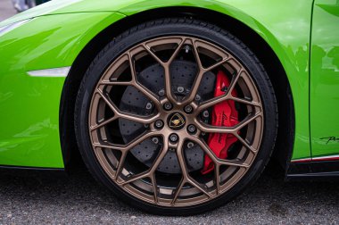 Lamborghini Huracan frenlerinin ve kenarının ayrıntıları.