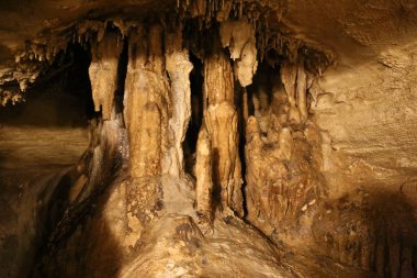 Soyut oluşumları olan bir mağaranın içi.