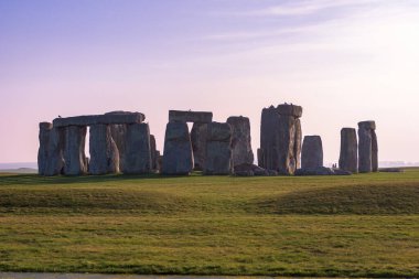 İngiltere 'nin Wiltshire kentindeki Salisbury Ovası' ndaki Stonehenge Tarih Öncesi Anıtı 'nın yaz ya da bahar manzarası