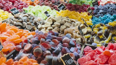 Yiyecek pazarında bir sürü tatlı, şeker ve jöle var.