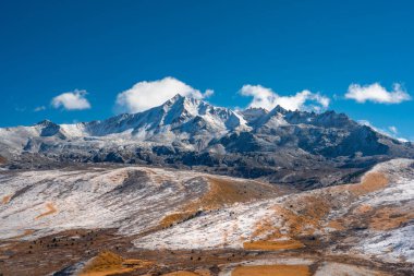 Mavi gökyüzüne karşı dağların manzarası