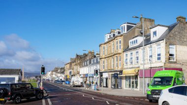 HELENSBURGH, SCOTLAND - 01 Mart 2022: Gezinti güvertesinin yanındaki ana caddenin manzarası.