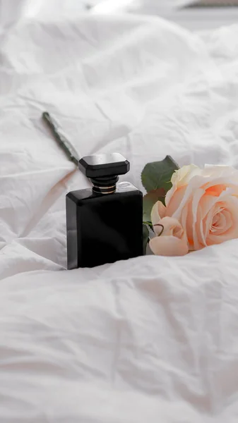 Gros Plan Flacon Parfum Noir Sur Une Feuille Blanche Avec — Photo