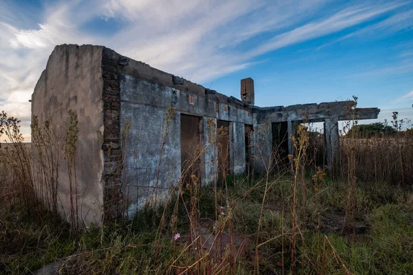 Viejo Edificio Abandonado Ruinas Contra Cielo Azul Nublado —  Fotos de Stock