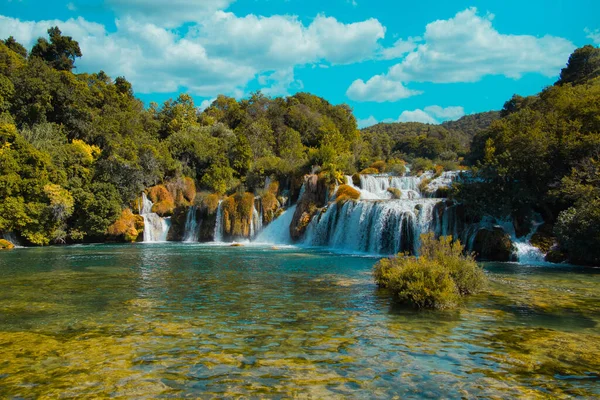 Hırvatistan Ormandaki Büyüleyici Bir Şelale Manzarası — Stok fotoğraf