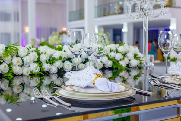 Primo Piano Tavolo Vetro Preparato Celebrazione Del Matrimonio — Foto Stock