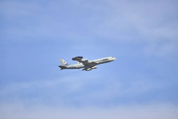 Tiro Ângulo Baixo Avião Otan Voando Alto Céu Azul Claro — Fotografia de Stock