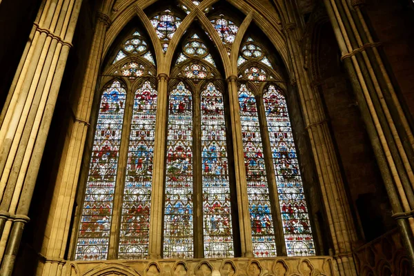 Bir Katedralin Soyut Antika Penceresi — Stok fotoğraf