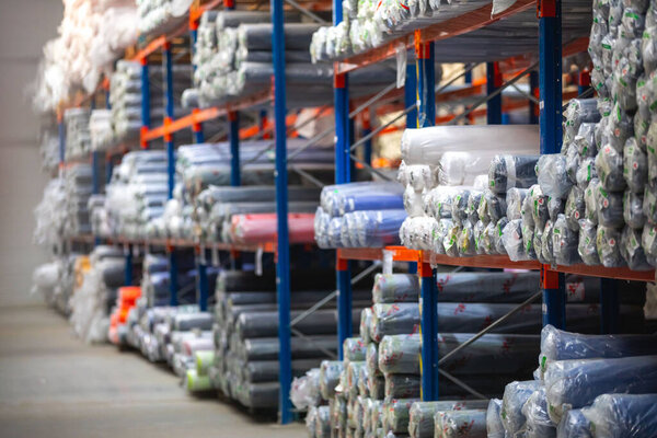 Работники текстильной фабрики проверяют продукцию