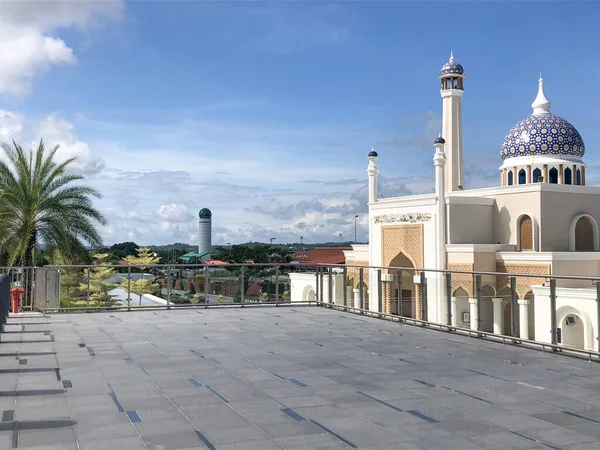 Meczet Brunei International Airport Niebieskim Tle Zachmurzonego Nieba — Zdjęcie stockowe