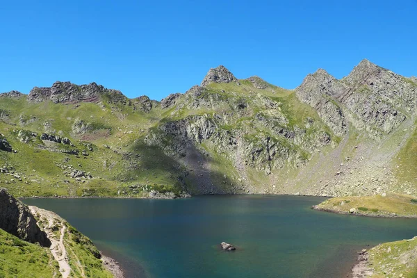 Una Vista Panoramica Lago Nella Alta Pirenei Sentiero Alto Livello — Foto Stock