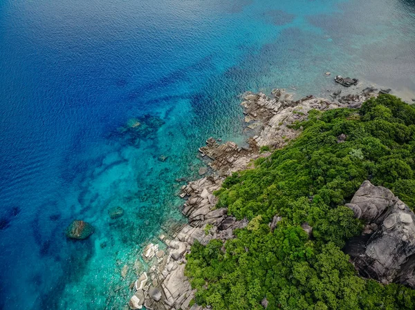 Kıyıdaki kayalara akan güzel bir deniz manzarası.