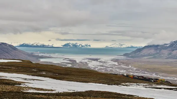 Гірське Озеро Далекому Тлі Хмарного Неба Шпіцбергені Норвегія — стокове фото