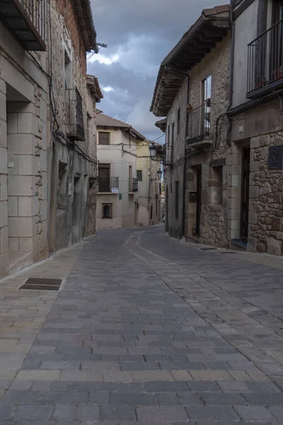 Uma Rua Estreita Forrada Com Edifícios Tijolos Com Nuvens Céu — Fotografia de Stock