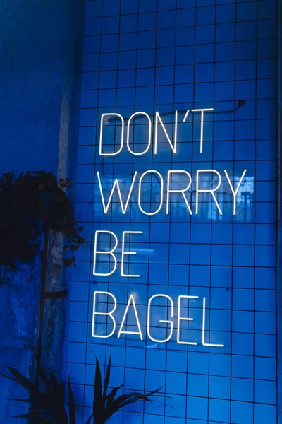 Een Verticaal Shot Van Een Son Worry Bagel Bericht Gemaakt — Stockfoto