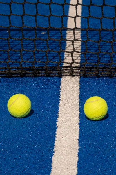 Selektivt Fokus Paddla Tennisbollar Blå Paddel Tennisbana Nära Nätet Racket — Stockfoto